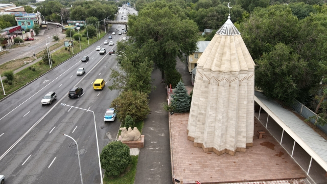 РАЙЫМБЕК БАТЫР КЕСЕНЕСІ